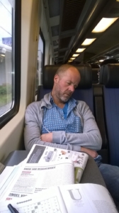 Sam slaapt op trein